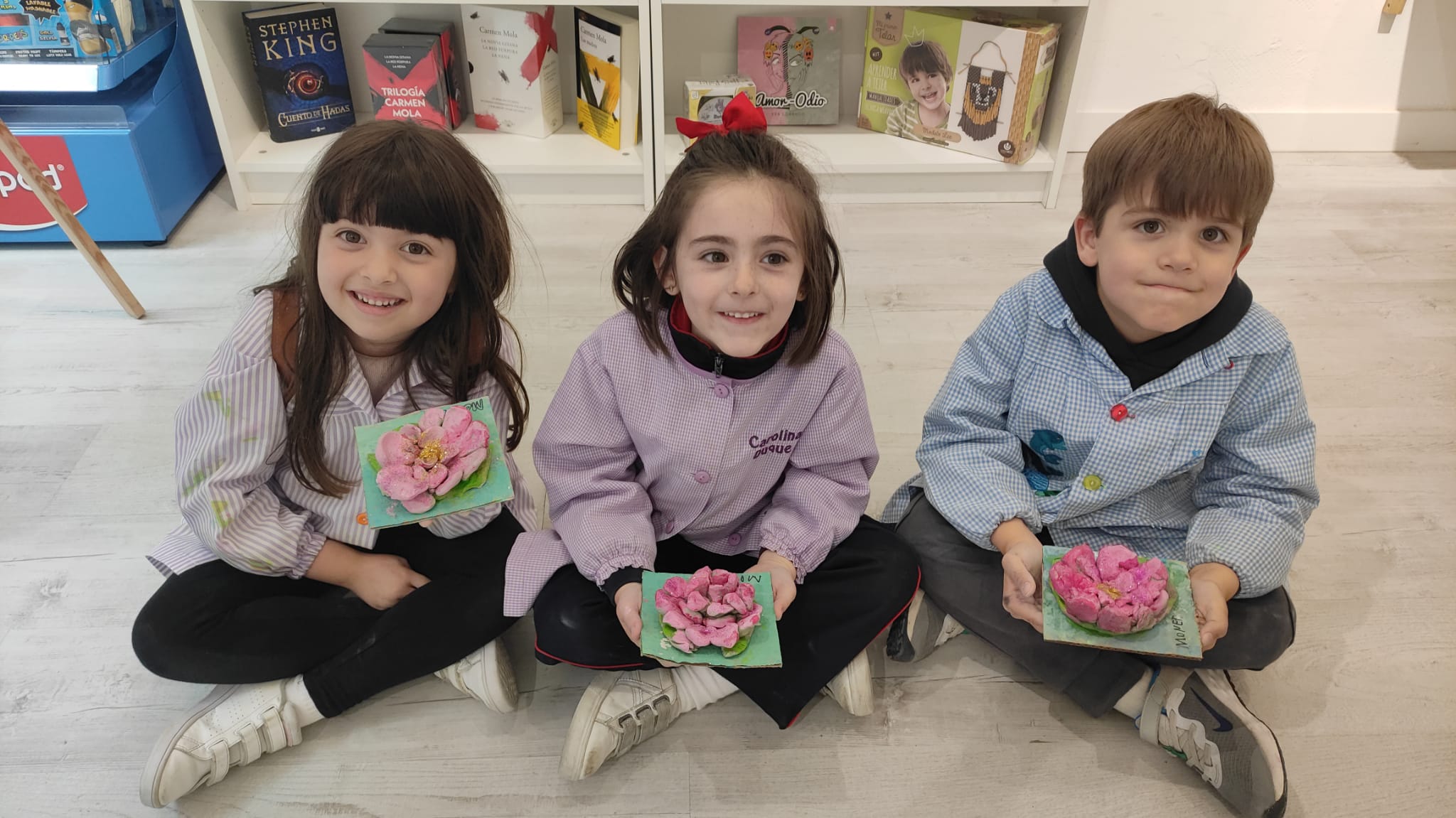 niños con nenufares de arcilla