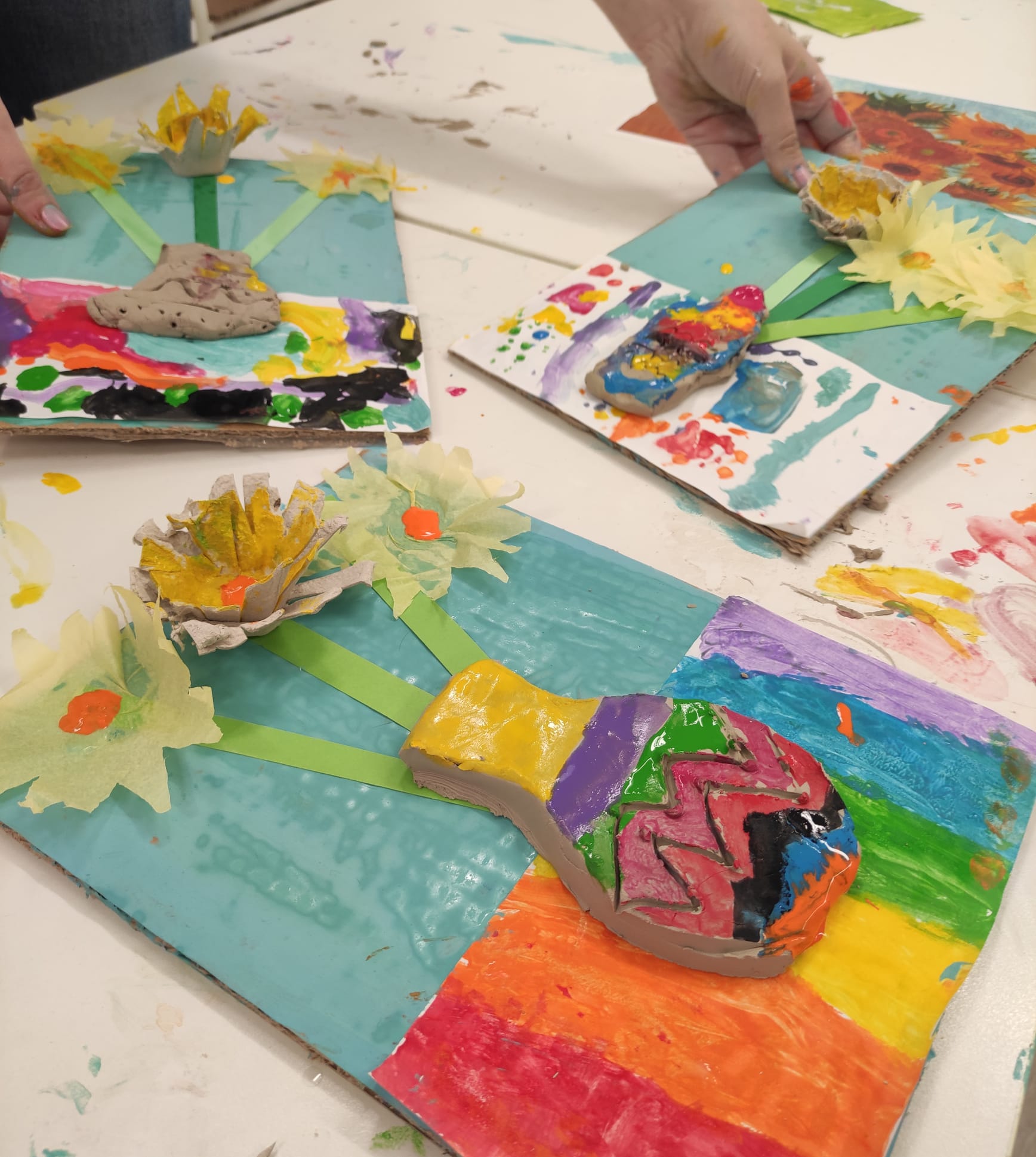 trabajos de arcilla y girasoles con papel