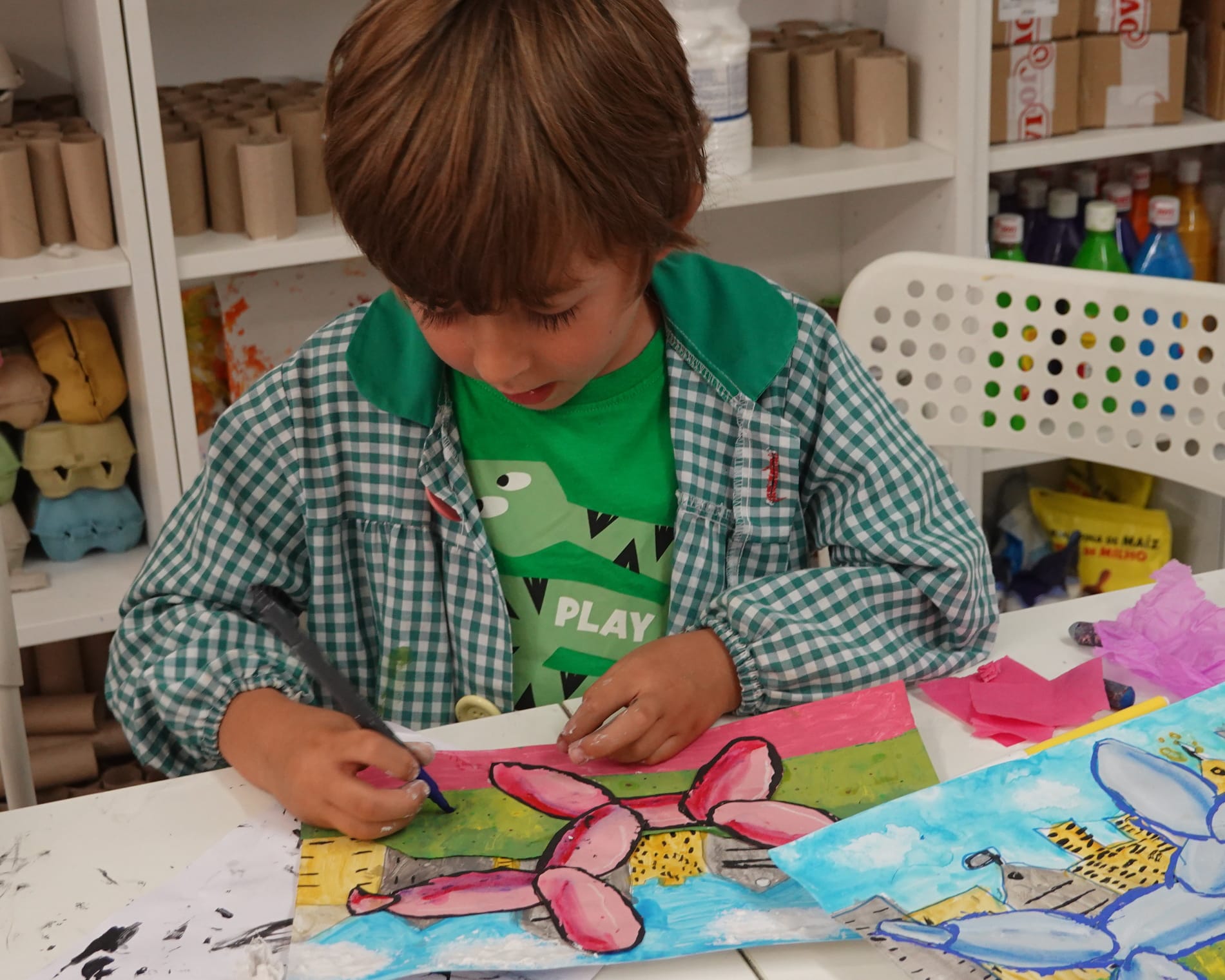 niño pintando el perro globo de Jeff Khons