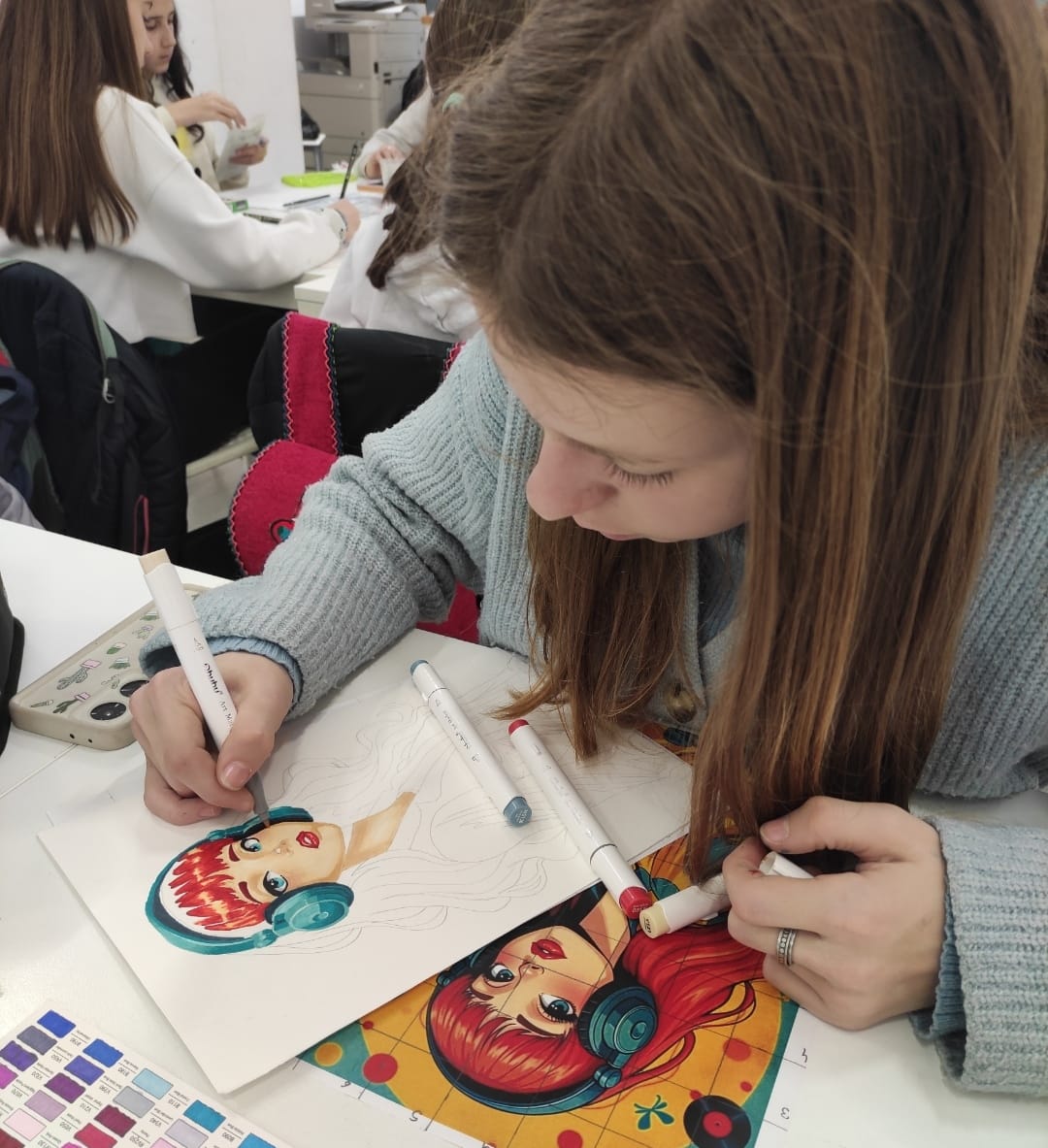 niña pintando con rotuladores