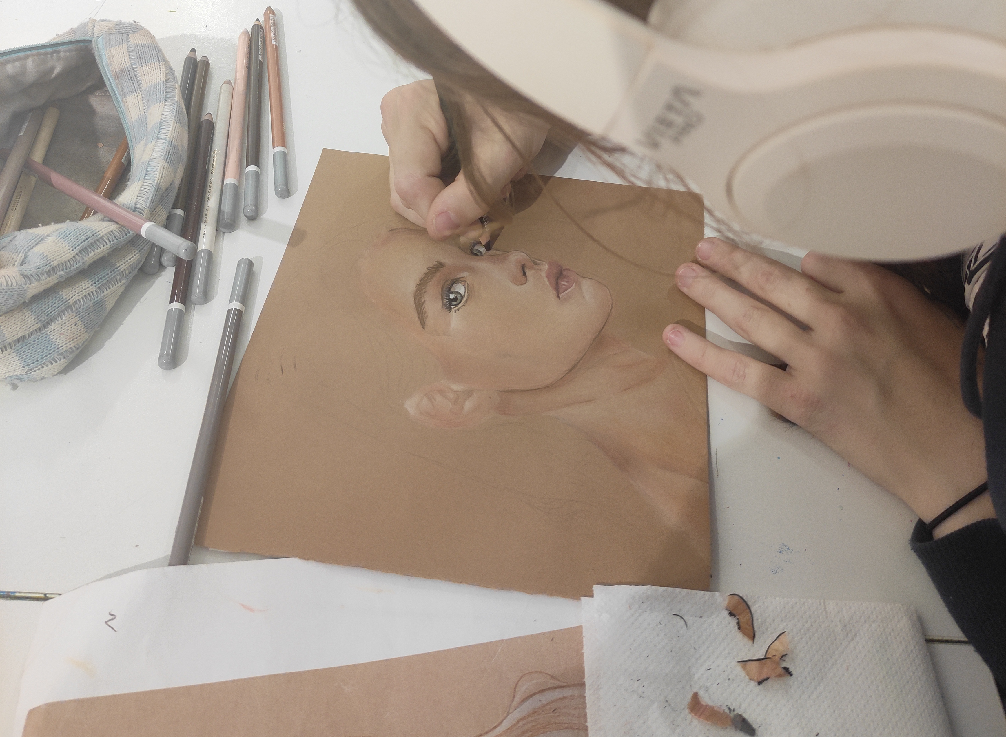 chica pintando retrato a pastel