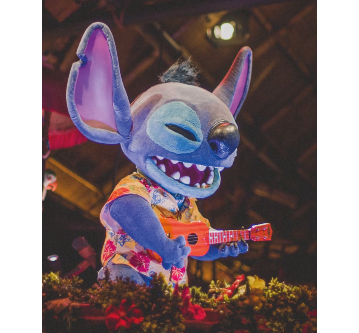 peluche de stitch tocando el ukelele