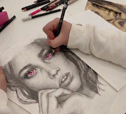 chica alapiz con ojos rosas