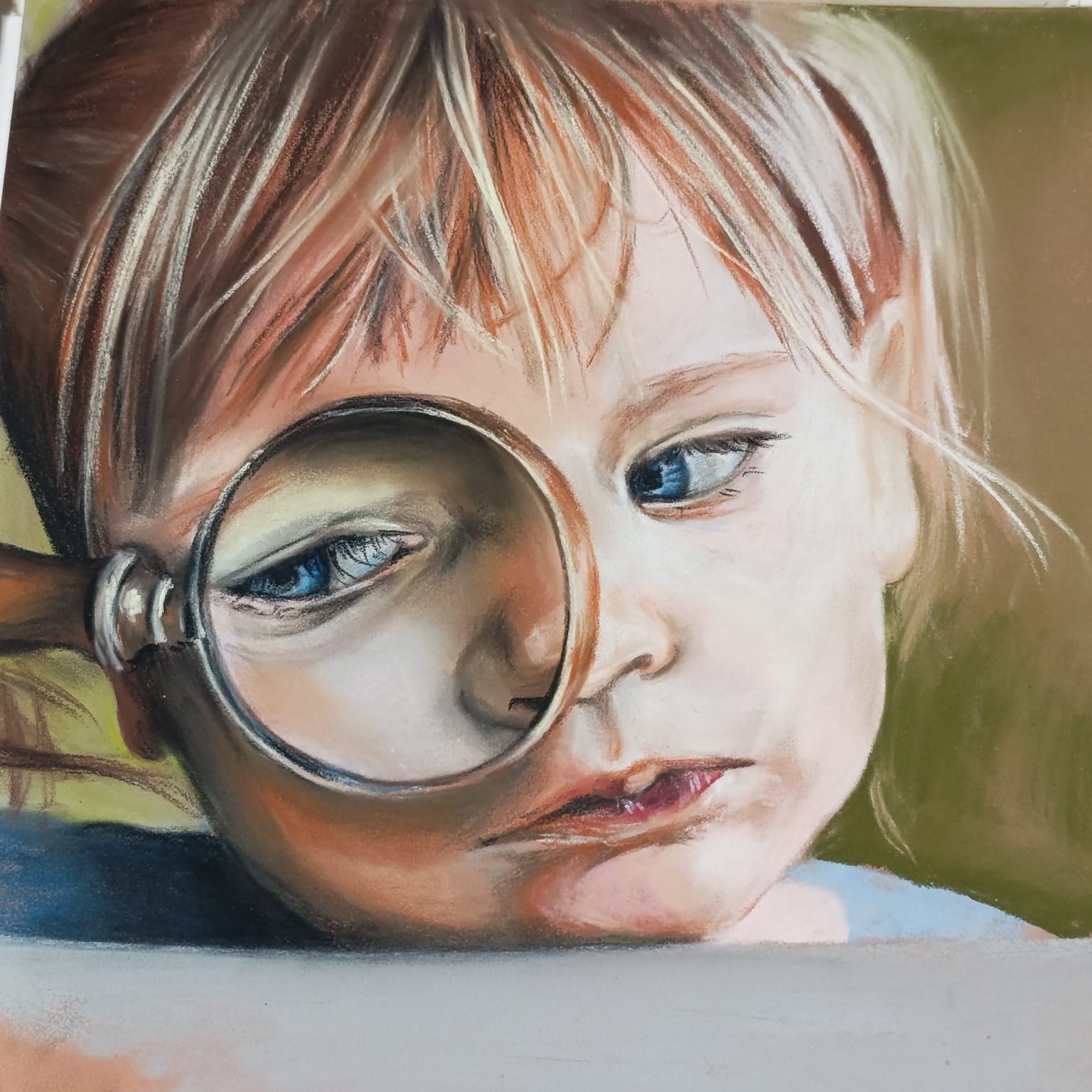 niña con lupa en pastel