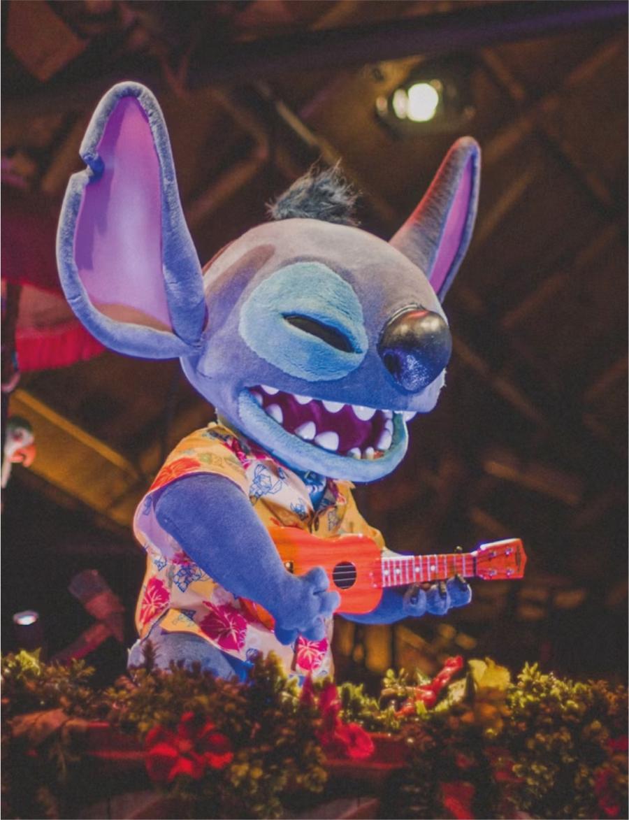 Stitch de peluche tocando la guitarra