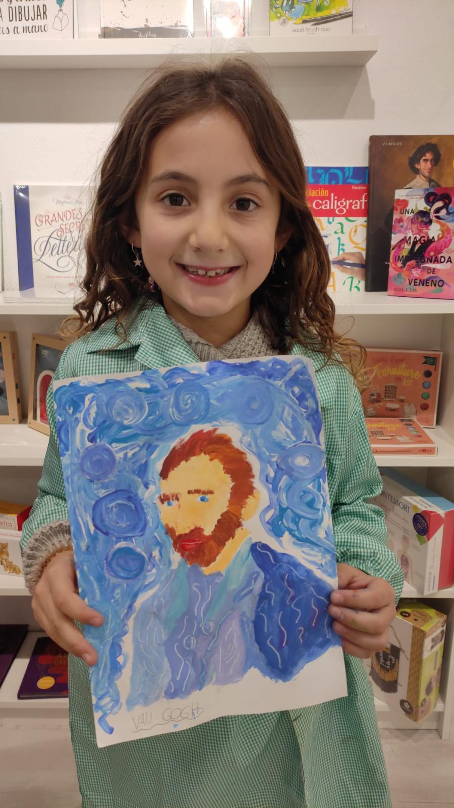 niña con un dibujo a color de un autorretrato de Van Gogh