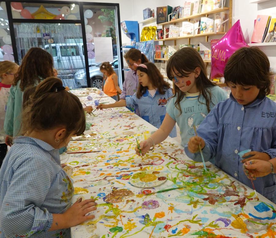 niños pintando