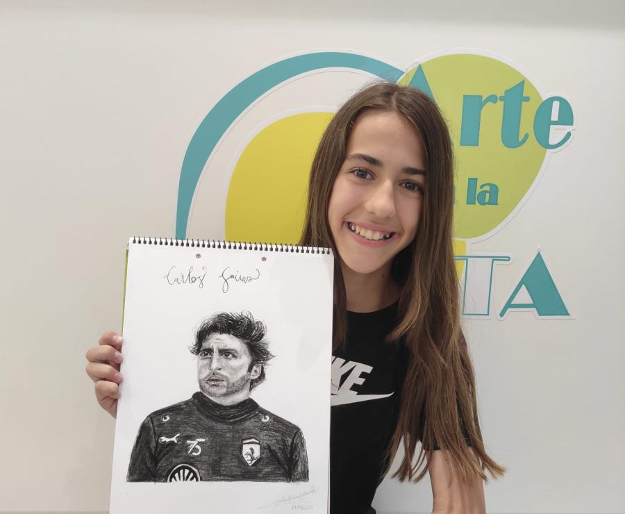 NIÑA ENSEÑANDO UN DIBUJO A LAPIZ