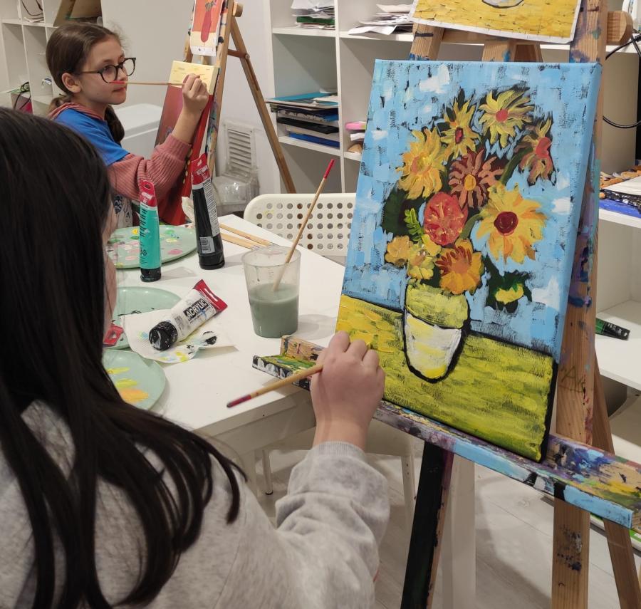 niña pintando los girasoles de van gogh