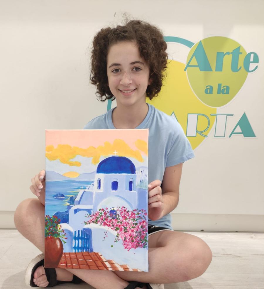 niña enseñando su cuadro