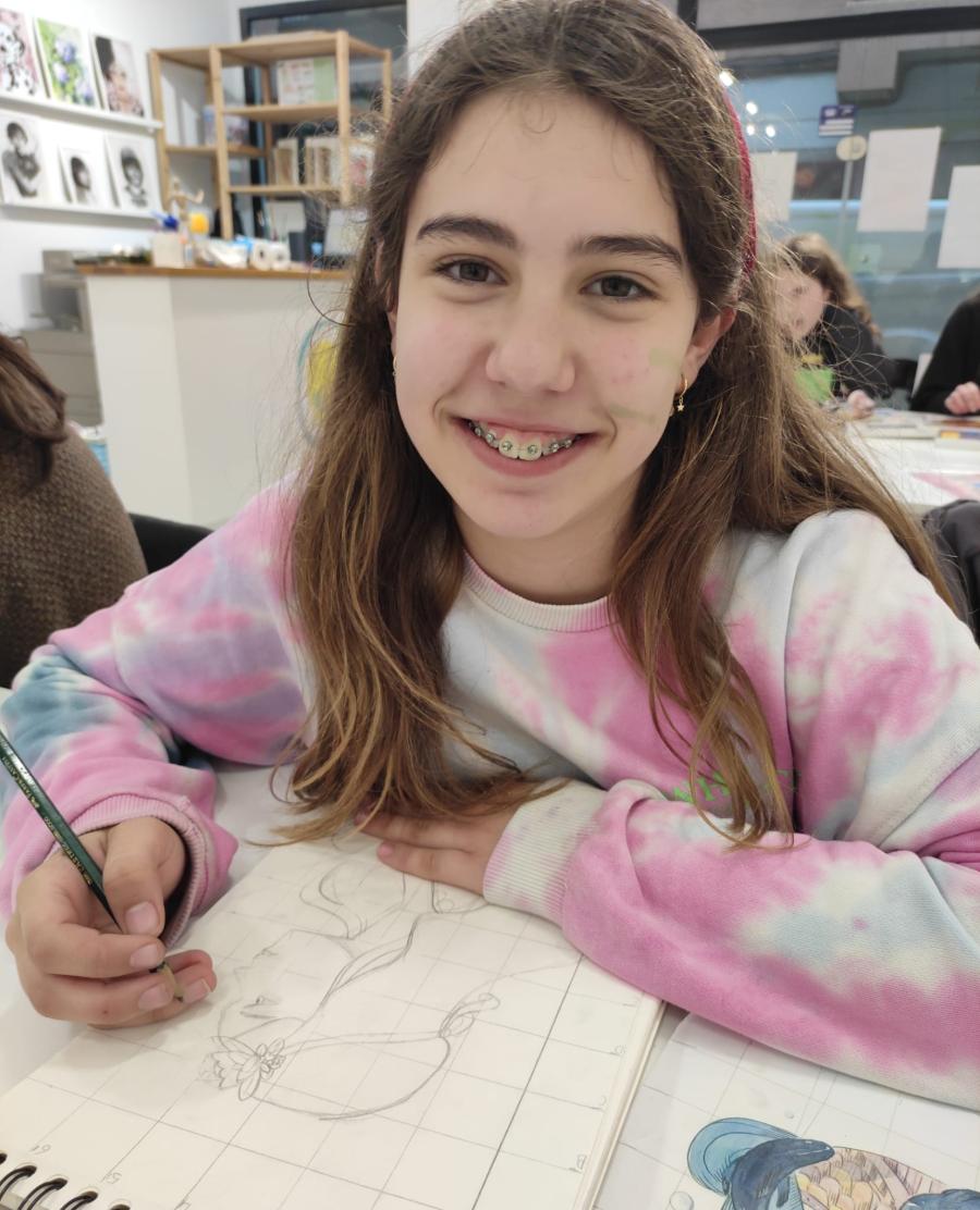 niña dibujando y sonriendo